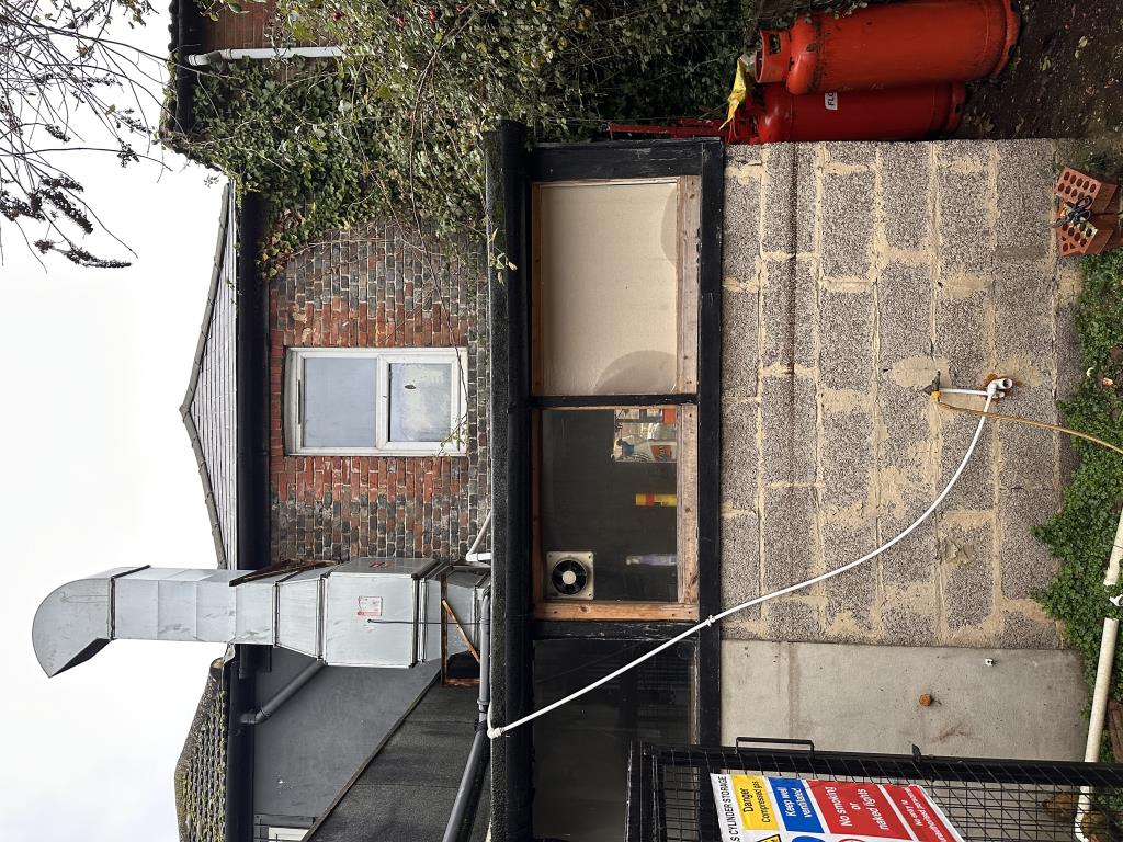 Lot: 53 - TOWN CENTRE COMMERCIAL OPPORTUNITY - Rear of building with single storey extension and courtyard